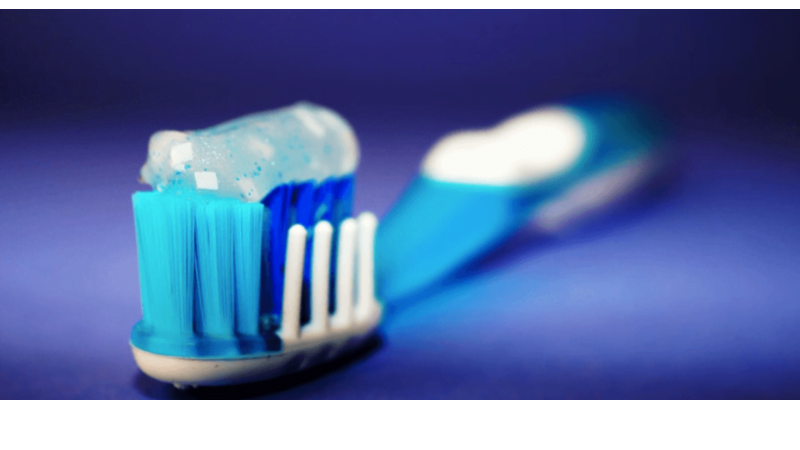 آیا گلیسیرین موجود در خمیردندان بی خطر است؟ رد کردن افسانه ها و باورهای غلط