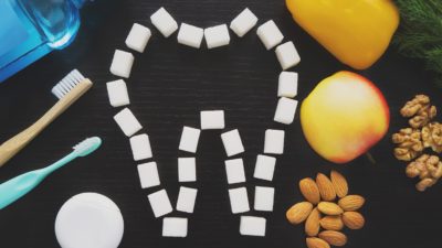 رژیم غذایی برای داشتن دندان های قوی بیشتر از مسواک زدن اهمیت دارد.